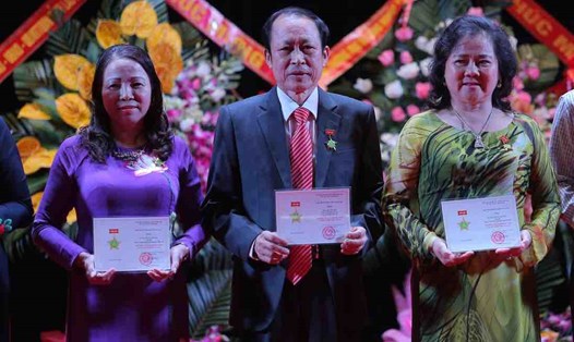 Ông Trần Ích Sơn (giữa) được đề nghị tặng danh hiệu Anh hùng Lao động thời kỳ đổi mới. Ảnh: Công ty Cổ phần Minh Sơn