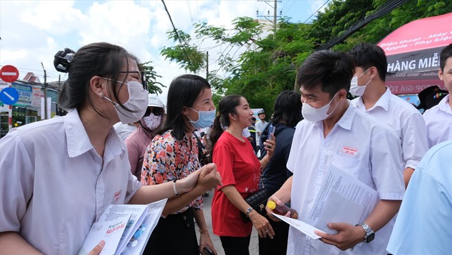 Nhiều trường thông báo xét tuyển bổ sung các ngành đào tạo năm 2024. Ảnh: Phong Linh
