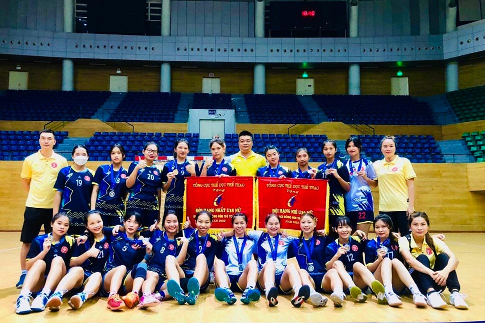 Đội bóng ném nữ Bình Định (ông Nguyễn Thái Hòa mặc áo vàng, đứng giữa). Ảnh: Hoàng Huynh