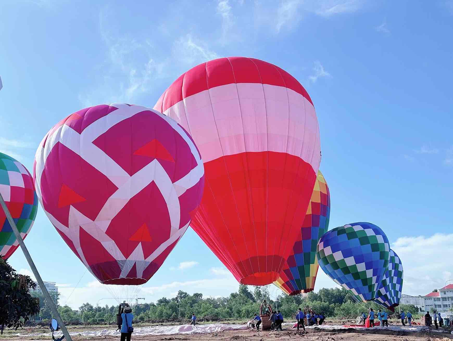 Level 7 and 8 hot air balloons hang in place, the giant balloon body is as tall as a 6-8 story building, has an inverted water drop shape with many gorgeous colors. Height from 22-32m, lifting capacity from 500-1,200kg and can fly 30 - 50 m high.