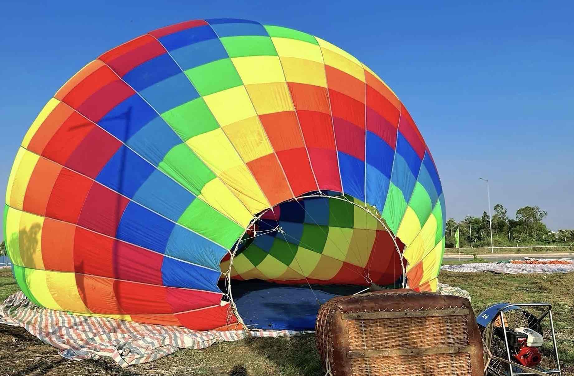 A level 7 hot air balloon is set up for visitors. The balloon's body will be inflated like a giant colorful fabric house so that tourists and residents can go inside and take pictures. Each time 20 - 30 people can enter.