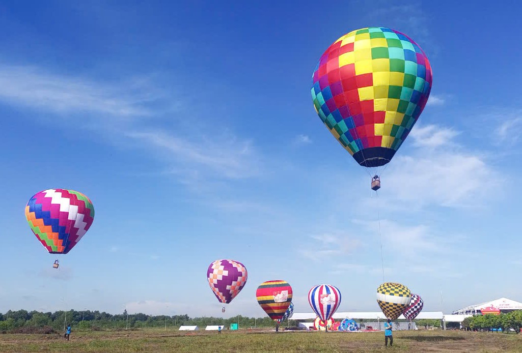 Level 1 hot air balloons fly without carrying people, used for decoration to serve more formal events, the balloon height is about 8-12m, diameter is about 5-6m.