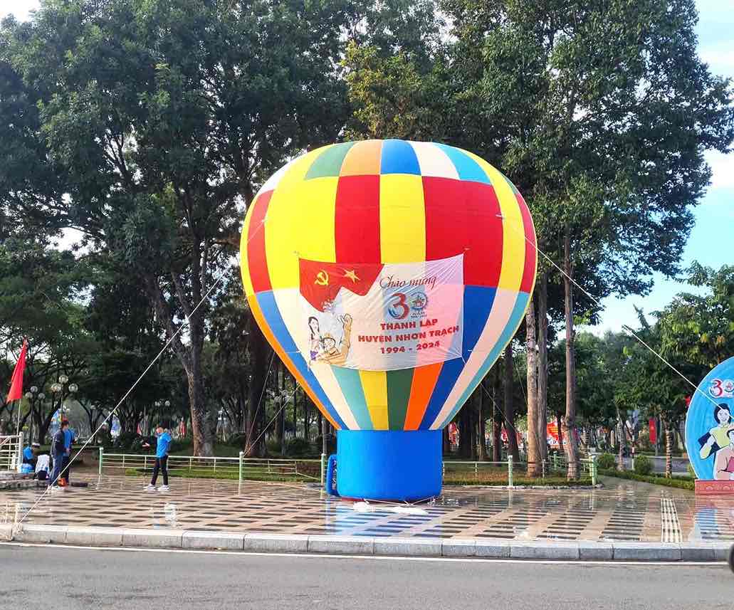 Inflatable balloons, fixed in place, colorful water drop-shaped balloons with a height of 10m or more are located at the District Administrative Center roundabout area.