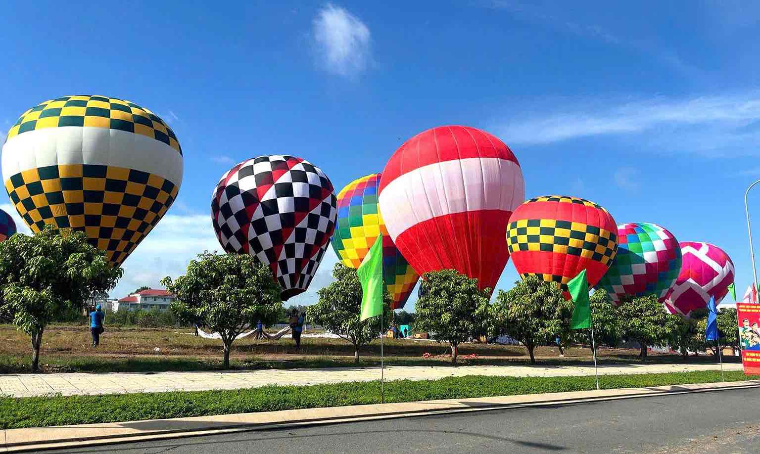 On the morning of August 28, the unit conducted a test flight of the hot air balloon, ensuring technology and safety for official visitors.