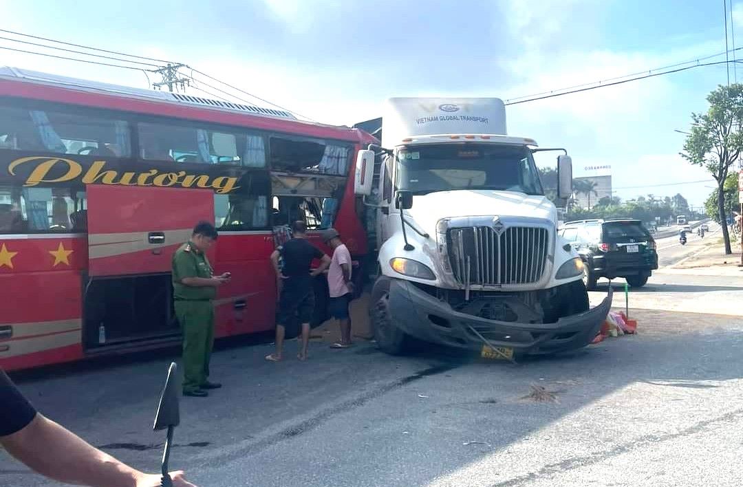 Tai nạn giữa xe khách giường nằm và xe tải trên Quốc lộ 13.