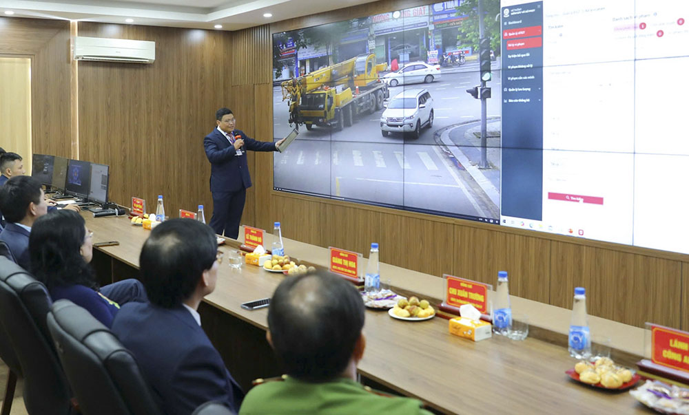 Các đại biểu nghe giới thiệu về các chức năng chính của hệ thống camera giám sát. Ảnh: Xuân Tư