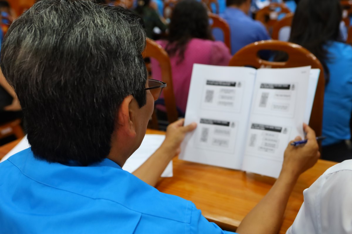 Students study documents. Photo: Duy Tuan