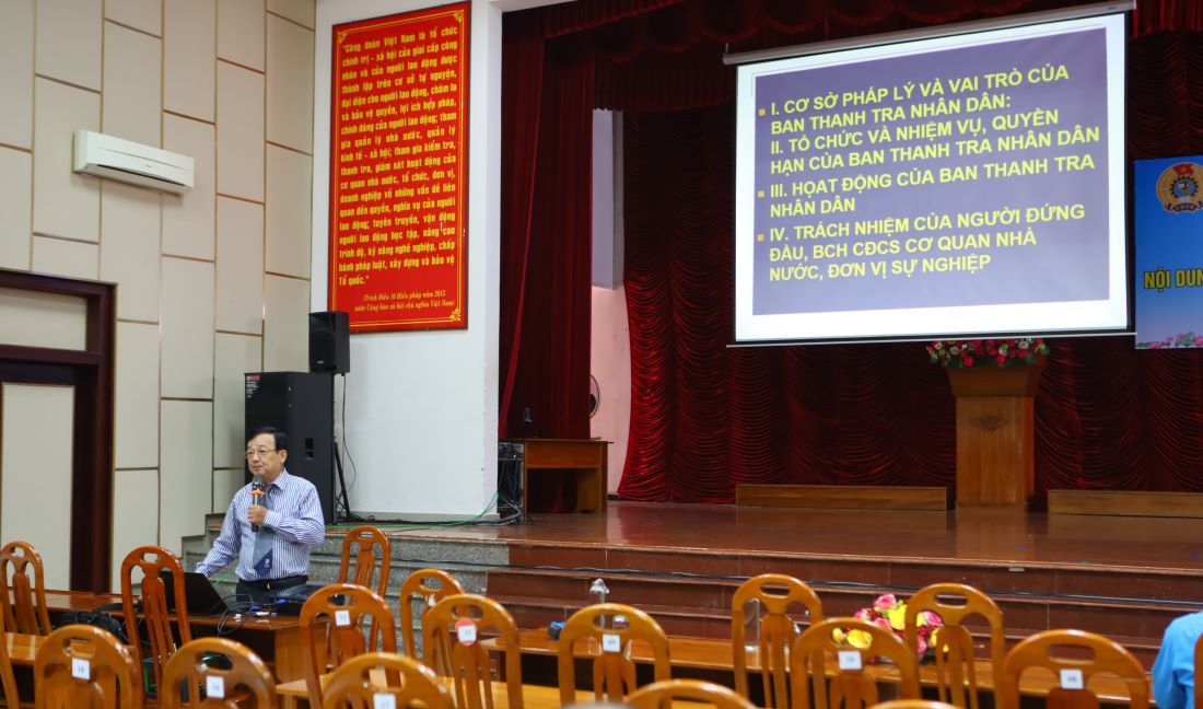 Master Tran Duc Phuong - Former Principal of City Trade Union School. Ho Chi Minh presented the contents. Photo: Duy Tuan