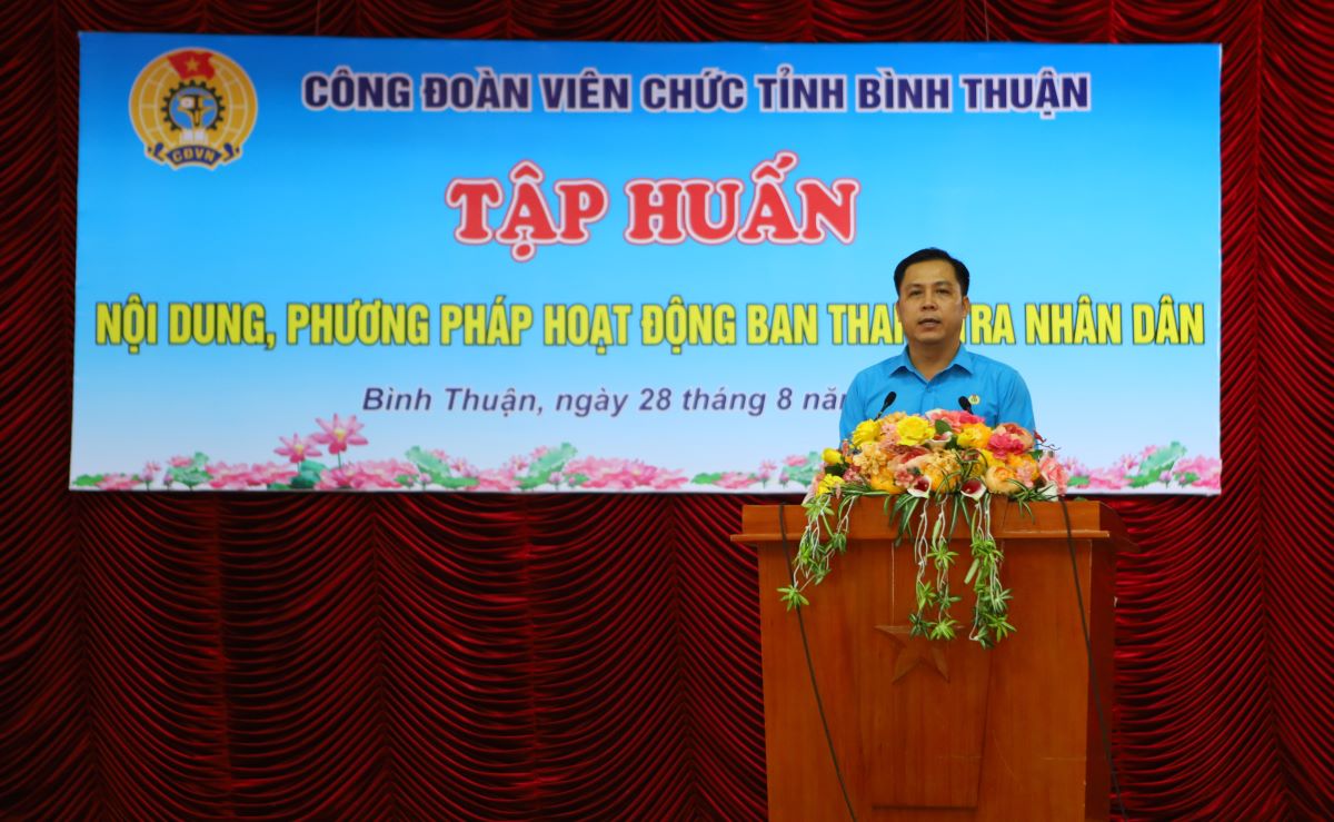 Mr. Tran Ngoc Phuc - Chairman of Binh Thuan Public Employees' Union gave the opening speech. Photo: Duy Tuan