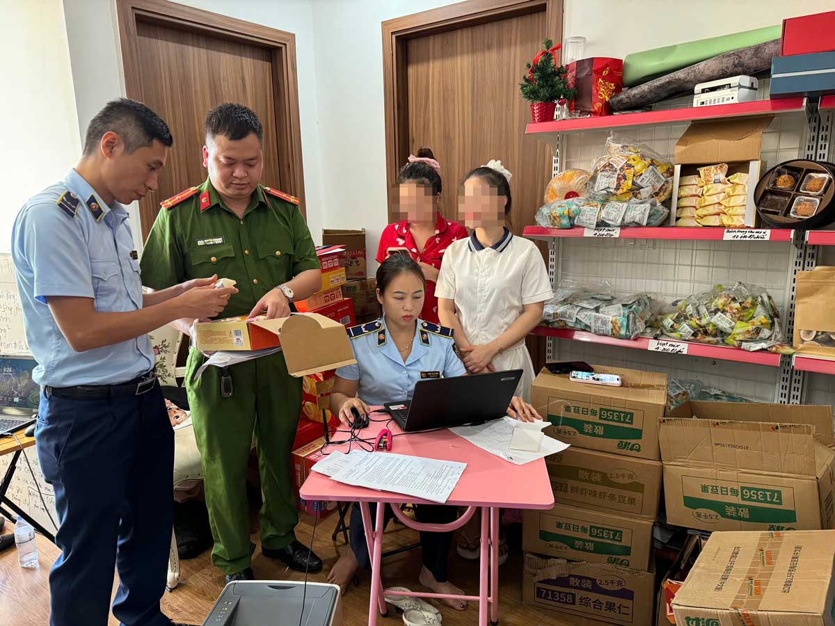 Lực lượng chức năng làm việc với Tiktoker Quảng Ninh bán hàng giả kiếm lời. Ảnh: QLTT Quảng Ninh