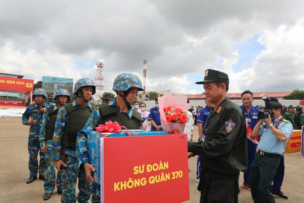 Lieutenant General Le Hong Nam, Director of Ho Chi Minh City Police, presented gifts to encourage the forces participating in the exercise. Image