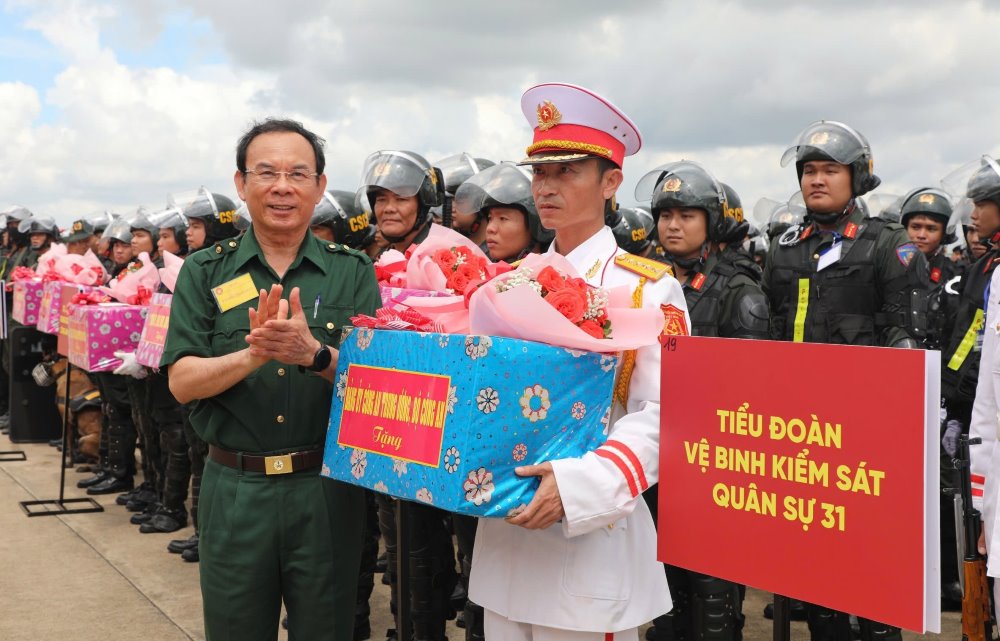 Secretary of Ho Chi Minh City Party Committee Nguyen Van Nen presented gifts to units participating in the exercise. Photo: Provided by police