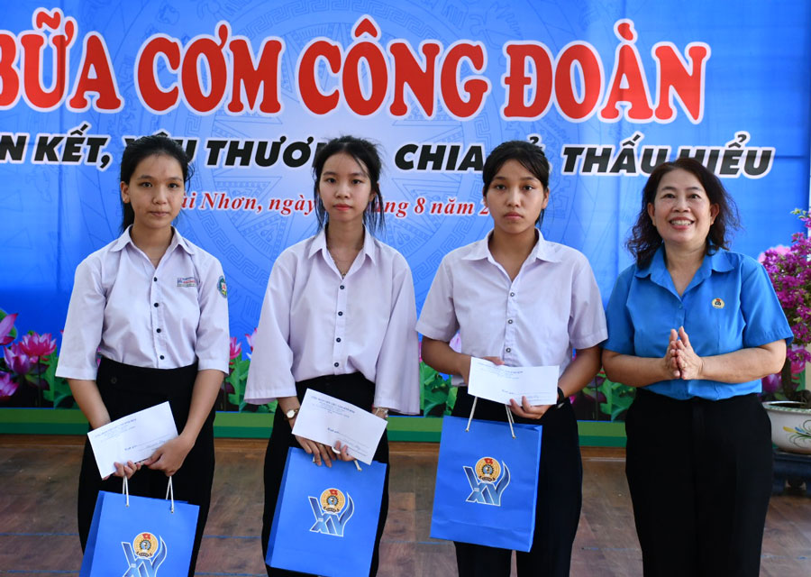 Chủ tịch Công đoàn Viên chức Bình Định Nguyễn Thị Phương Loan “tiếp sức đến trường” cho con em người lao động nghèo. Ảnh: Xuân Nhàn.