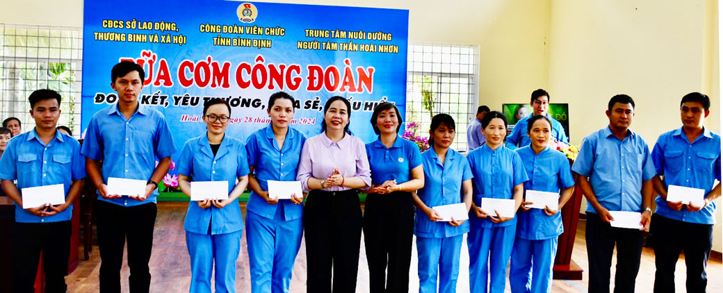 Giám đốc Sở Lao động Thương binh và Xã hội Đỗ Thị Diệu Hạnh, Phó Chủ tịch Thường trực LĐLĐ tỉnh Bình Định Nguyễn Thị Bích Thủy (thứ 5, 6 từ trái sang) tặng quà cho người lao động khó khăn. Ảnh: Xuân Nhàn.