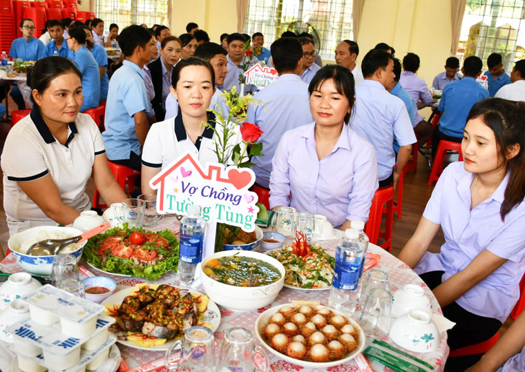 Mâm cơm do một cặp vợ chồng viên chức ở Trung tâm thực hiện. Ảnh: Xuân Nhàn.