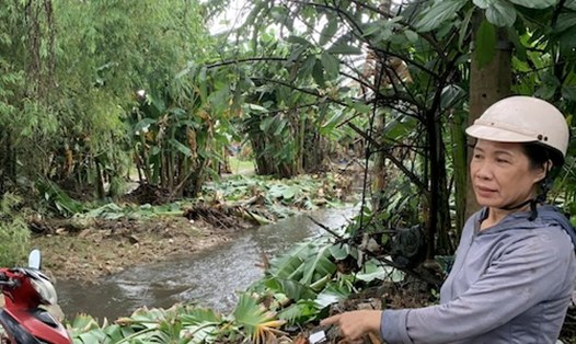 Người dân Đà Nẵng phản ánh dòng nước đen ngòm chảy ra từ bãi rác Khánh Sơn. Ảnh: Nguyễn Linh