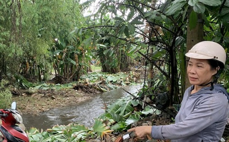 Người dân Đà Nẵng phản ánh dòng nước đen ngòm chảy ra từ bãi rác Khánh Sơn. Ảnh: Nguyễn Linh