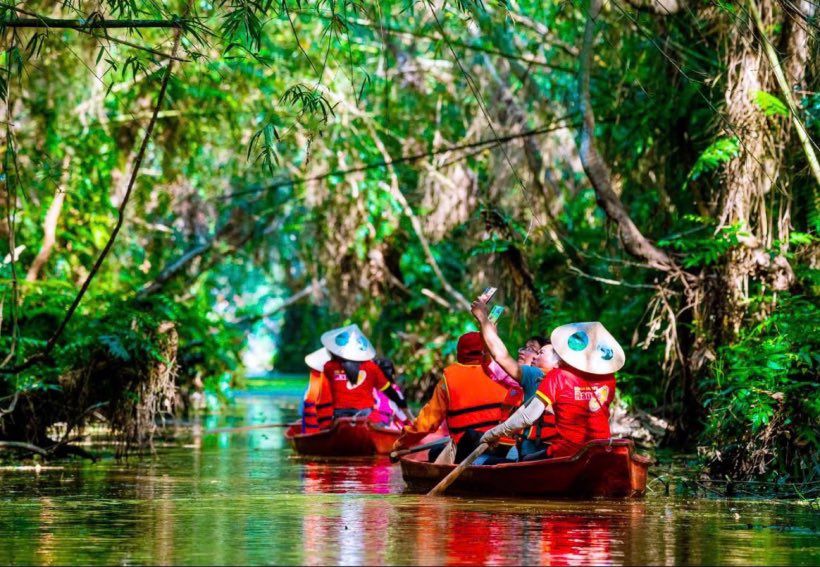 Du khách thích thú với việc khám phá, chiêm ngưỡng