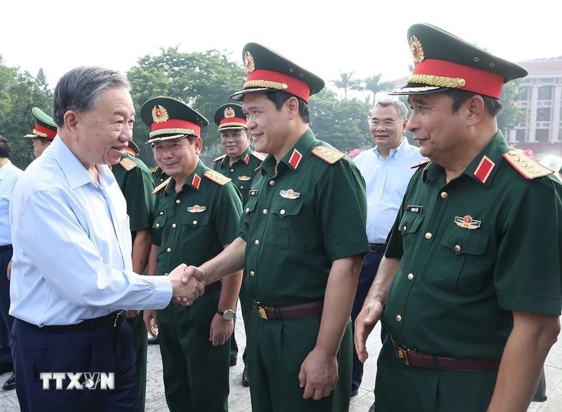 Tổng Bí thư, Chủ tịch nước Tô Lâm, Bí thư Quân ủy Trung ương với các đồng chí Ban Thường vụ Quân ủy Trung ương. Ảnh: Trí Dũng/TTXVN 