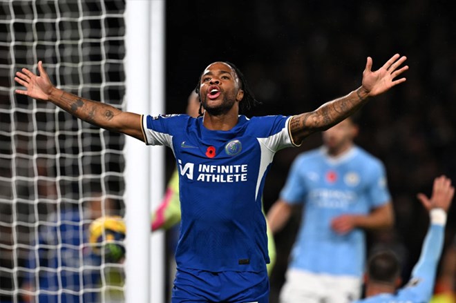 Sterling đang nổi lên như mục tiêu bất ngờ của Man United. Ảnh: AFP