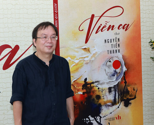 Nhà thơ Nguyễn Tiến Thanh ra mắt tập thơ "Viễn ca" tại Hà Nội. Ảnh: Trương Vị