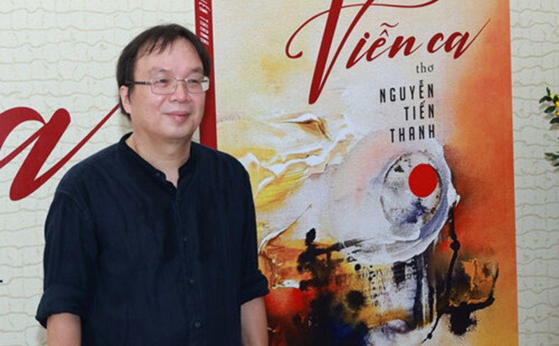 Nhà thơ Nguyễn Tiến Thanh ra mắt tập thơ "Viễn ca" tại Hà Nội. Ảnh: Trương Vị