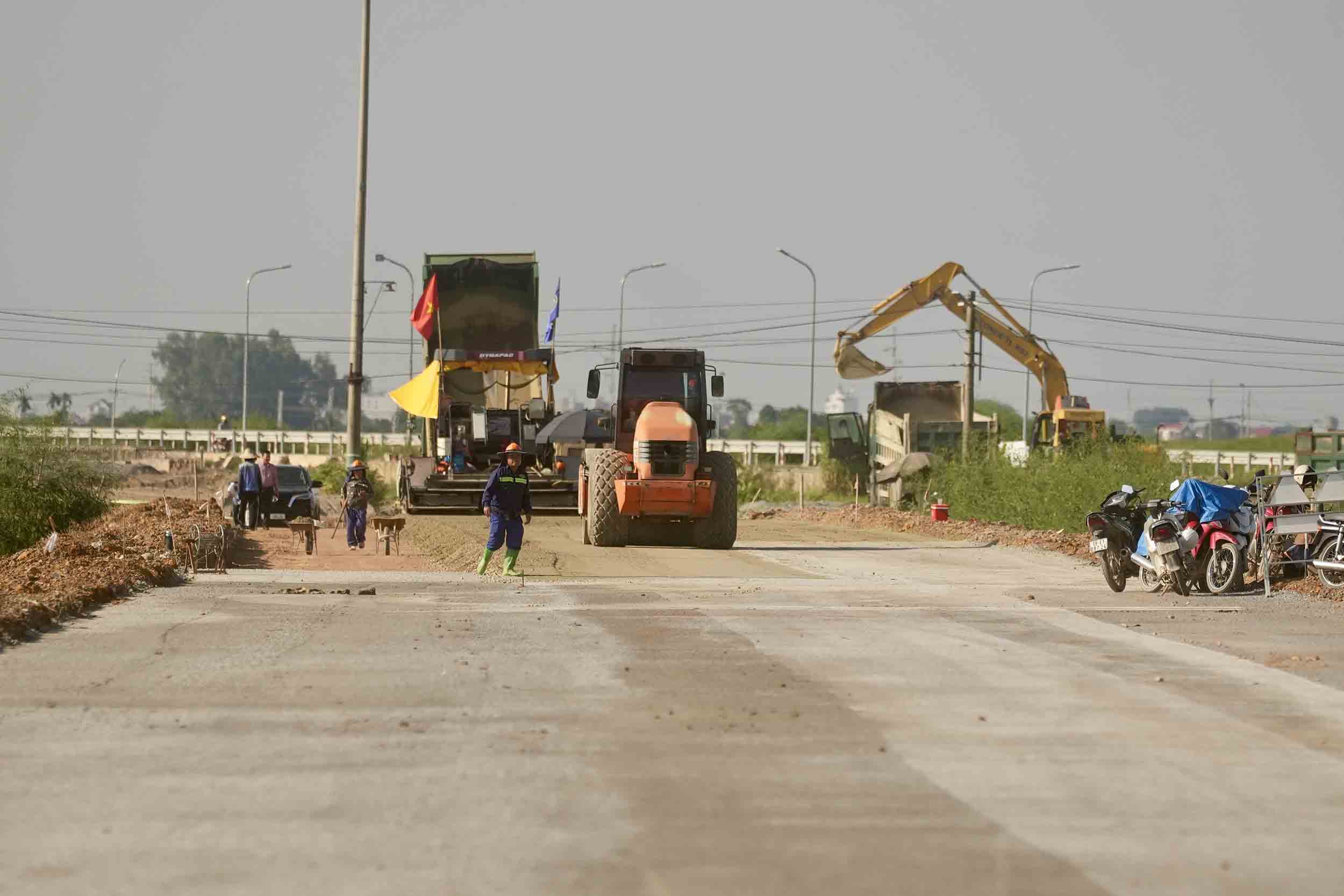 Nhà thầu thi công cấp phối đá dăm đoạn qua xã Tiền Yên (Hoài Đức, Hà Nội), chiều 27.8 Ảnh: Hữu Chánh