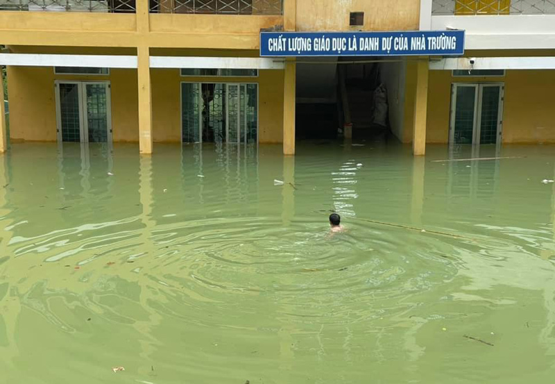 Image of the school principal swimming in the water to check the facilities. Photo: Provided by local people.