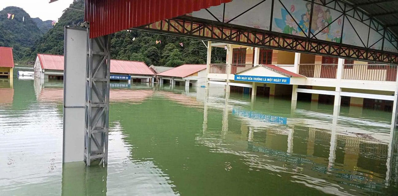 Quang Vinh Primary School is deeply submerged by floodwaters. Photo: Provided by local residents.