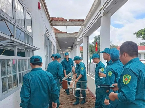 Authorities assisted in repairing damage at the school. Photo: Nguyen Quan