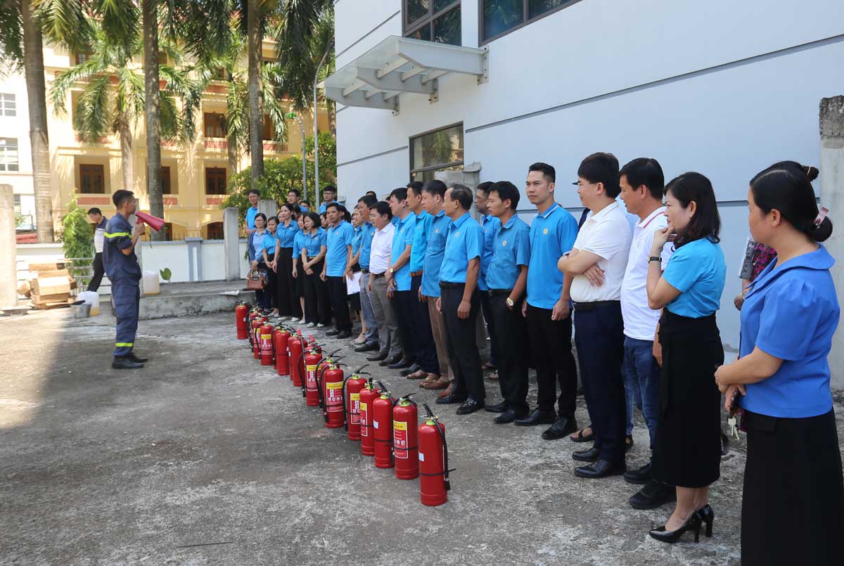 Phòng Cảnh sát PCCC và CNCH Công an tỉnh Nam Định hướng dẫn học viên sử dụng bình chữa cháy. Ảnh: Ngọc Mai