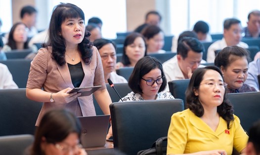 Đại biểu Quốc hội Nguyễn Thị Thu Hà góp ý về độ tuổi bổ nhiệm công chứng viên. Ảnh: Quốc hội