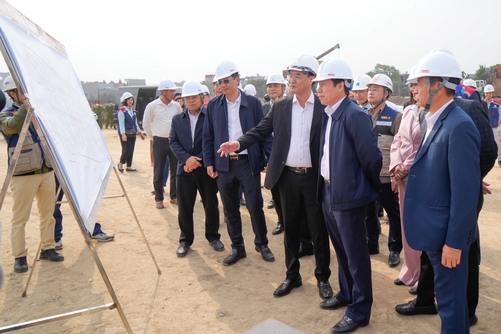 Lãnh đạo TP Hải Phòng kiểm tra tại công trường Dự án Khu nhà ở xã hội tại Tổng kho 3 Lạc Viên. Ảnh: Cổng TTĐT Hải Phòng