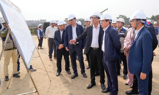 Lãnh đạo TP Hải Phòng kiểm tra tại công trường Dự án Khu nhà ở xã hội tại Tổng kho 3 Lạc Viên. Ảnh: Cổng TTĐT Hải Phòng