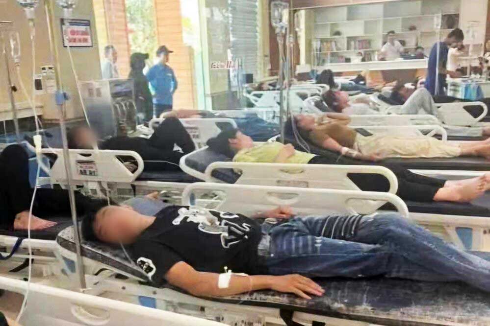 Các công nhân đang được điều trị tại Trung tâm Y tế huyện Thanh Thủy. Ảnh: CTV