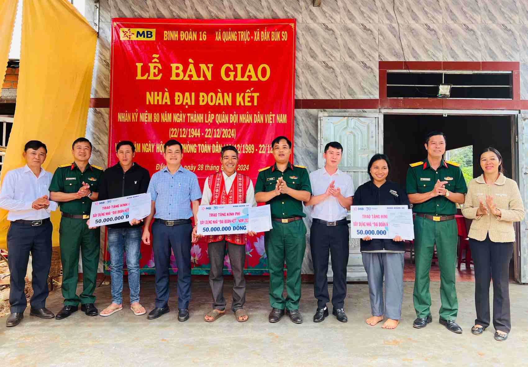 Cơ quan chức năng tổ chức bàn giao nhà Đại đoàn kết cho người dân ở huyện Tuy Đức, tỉnh Đắk Nông. Ảnh: Hồng Thắm