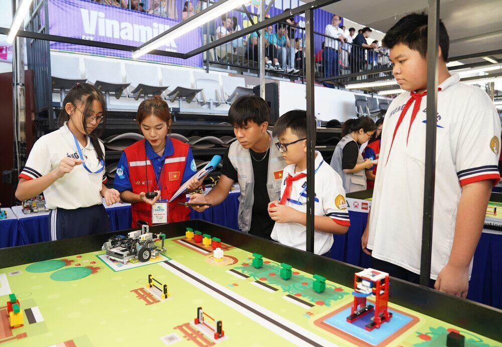 Teams compete together to perform unexpected challenges at simulated farms and factories. Photo: Vi Nam
