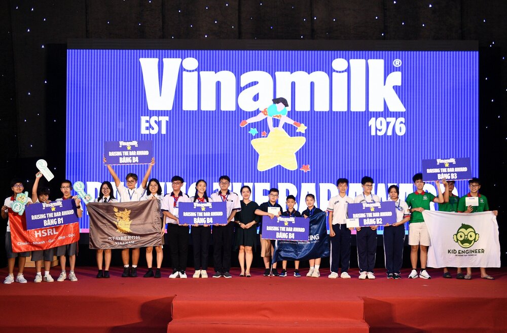 The teams won the "Raising the bar" award from Vinamilk. Photo: Vi Nam