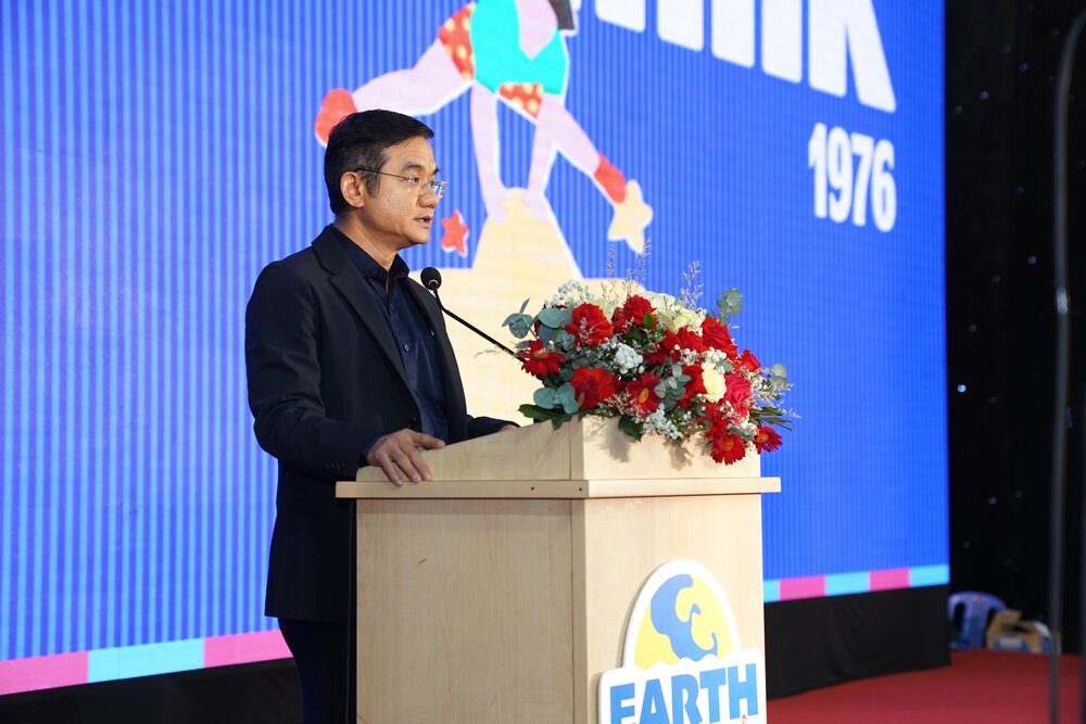 Mr. Nguyen Quang Tri, Executive Director of Marketing Vinamilk, shared with Robotacon WRO 2024 contestants about the spirit of creativity. Photo: Vi Nam