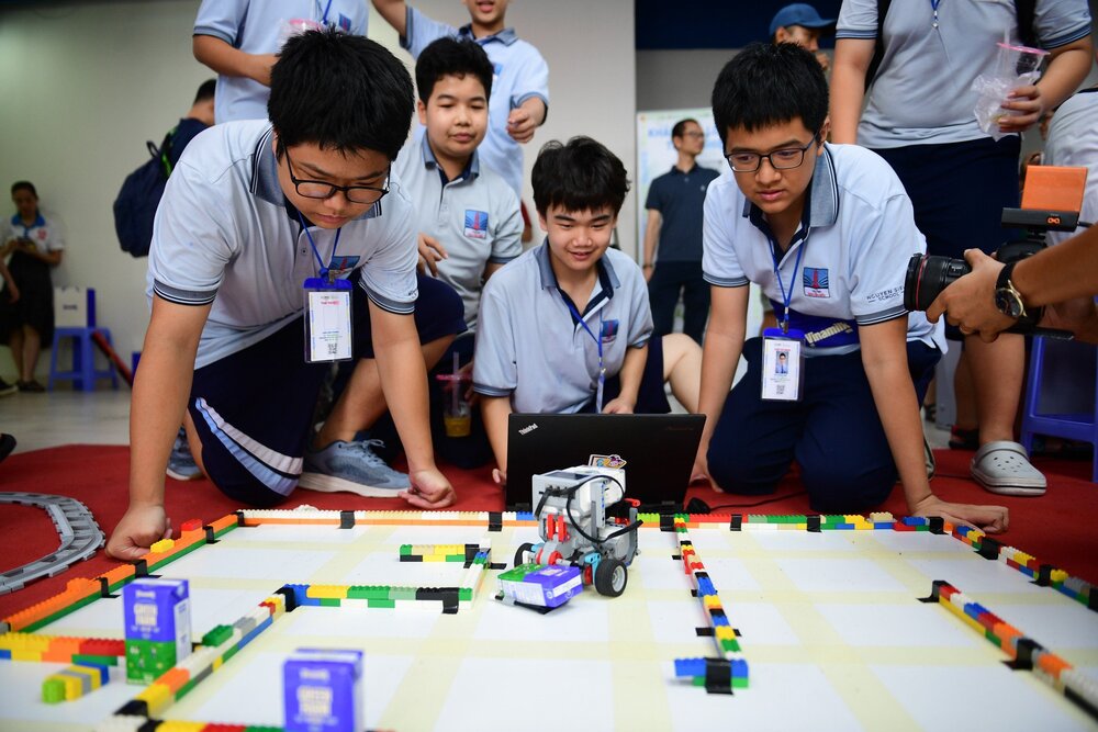 The children excitedly took on the challenge of transporting milk cartons in the shortest time. Photo: Vi Nam