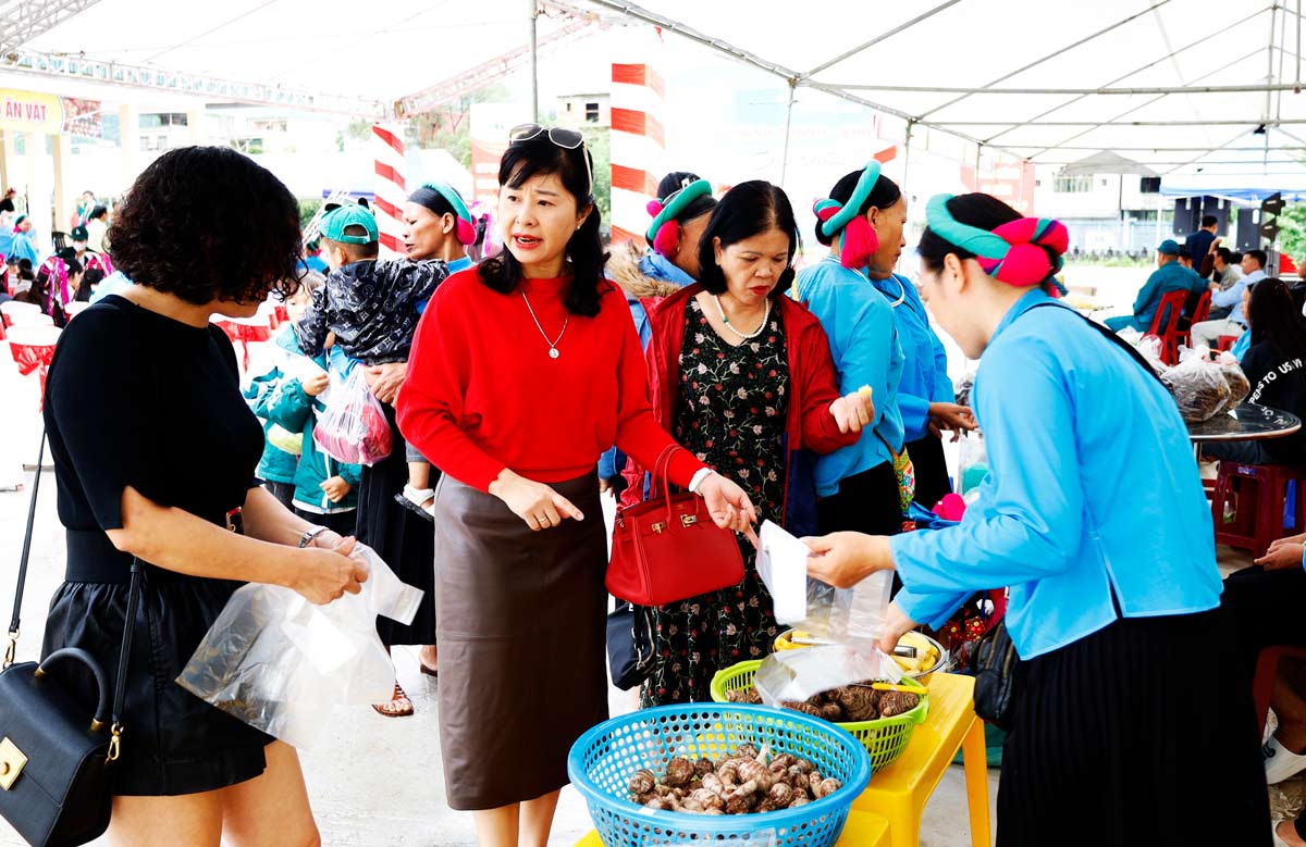 Many agricultural products are displayed for sale at Po Hen market. Photo: Mong Cai Electronic Information Portal