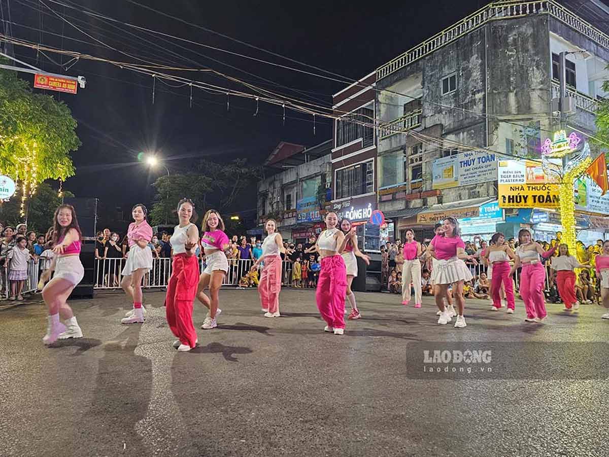 Exchange program of dance groups and folk dance clubs at Tran Phu walking street, Mong Cai city. Photo: Doan Hung