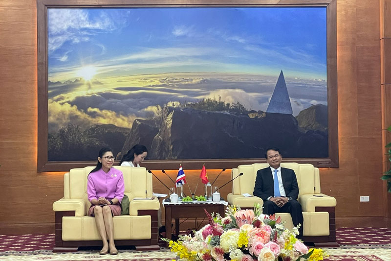 Mr. Dang Xuan Phong - Secretary of Lao Cai Provincial Party Committee and Ms. Urawadee Sriphihiromya - Thai Ambassador to Vietnam. Photo: Dinh Dai