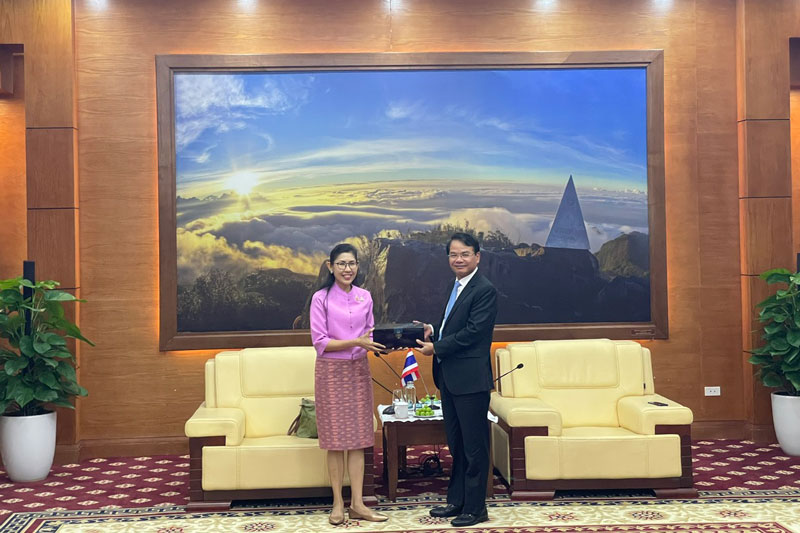 The Thai Ambassador and the Secretary of the Lao Cai Provincial Party Committee gave each other typical souvenirs. Photo: Dinh Dai