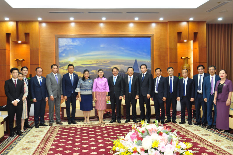 The delegation of Lao Cai province and Thailand took souvenir photos. Photo: Dinh Dai