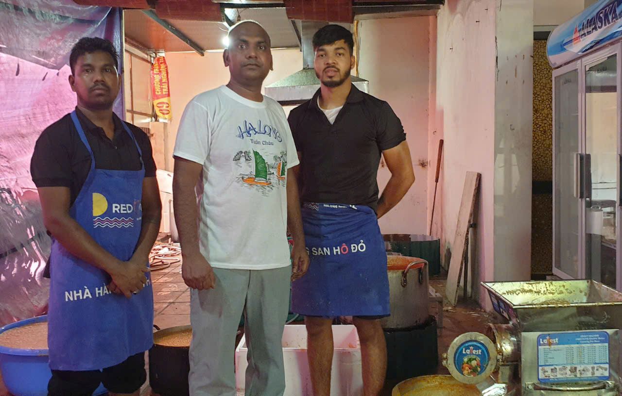 Anh Ajay (giữa) và 2 đồng nghiệp người Ấn Độ chuẩn bị chế biến các món ăn phục vụ đoàn 4.500 khách Ấn Độ. Ảnh: Nguyễn Hùng