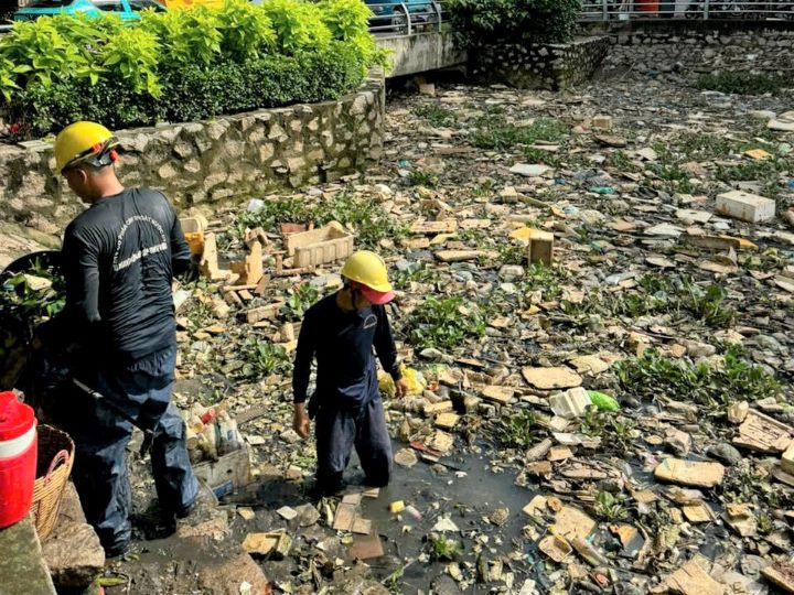 Lực lượng của UBND phường Xuân Khánh ra quân thu gom rác tại rạch Tham Tướng. Ảnh: UBND phường cung cấp. 