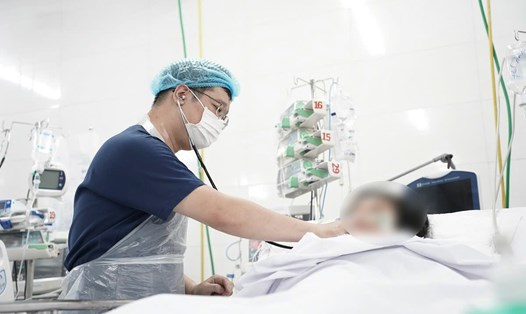 Bệnh nhân thẩm mỹ hút mỡ đang được bác sĩ điều trị kịp thời. Ảnh: Nguyễn Ly