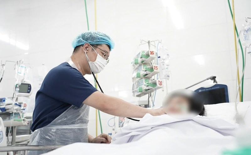 Bệnh nhân thẩm mỹ hút mỡ đang được bác sĩ điều trị kịp thời. Ảnh: Nguyễn Ly