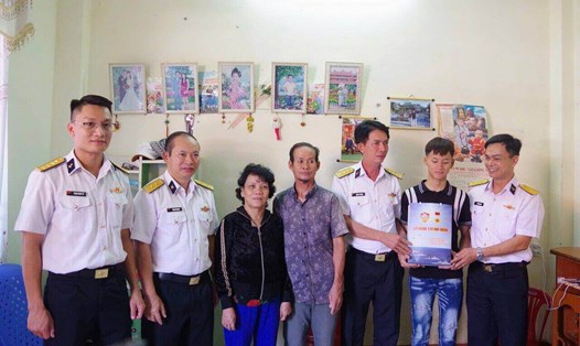 Vùng 3 Hải quân tổ chức trao quà hỗ trợ đợt 5 cho 2 cháu là con ngư dân. Ảnh: Vùng 3 Hải quân